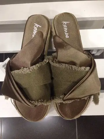 Kamoa Flip Flops on Platform