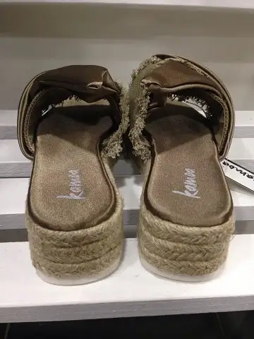 Kamoa Flip Flops on Platform